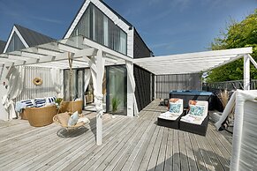 House With a Huge Terrace and a Whirlpool Bathtub