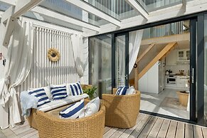 House With a Huge Terrace and a Whirlpool Bathtub