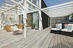 House With a Huge Terrace and a Whirlpool Bathtub