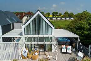 House With a Huge Terrace and a Whirlpool Bathtub