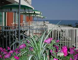 Directly on the Beach: Residence Stella Maris in Pietra Ligure