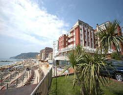 Directly on the Beach: Residence Stella Maris in Pietra Ligure