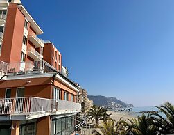 Directly on the Beach: Residence Stella Maris in Pietra Ligure
