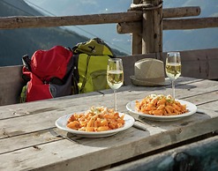 Residence Lahnhof, Laces