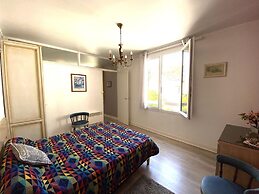 Apartment in Arromanches Near Sandy Beach