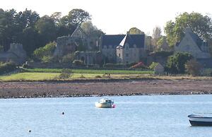 Terraced House With Garden and sea View, Paimpol