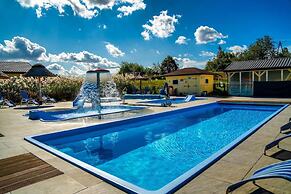 Comfortable Holiday Homes, Pool, Jacuzzi