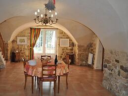 Charming Stone House With Terrace and Garden, Lussan