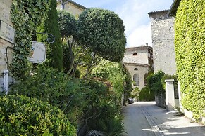 Charming Stone House With Terrace and Garden, Lussan