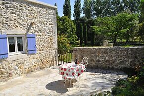 Charming Stone House With Terrace and Garden, Lussan