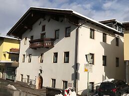 Apartment Building, Fugen