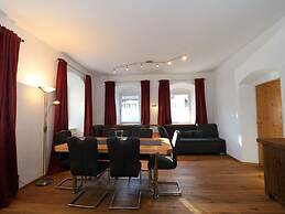 Apartment Building, Fugen