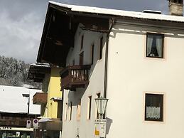 Apartment Building, Fugen