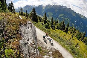 Apartment Building, Fugen