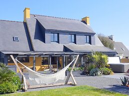 Holiday Home With Jacuzzi, Guisseny