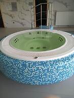 Comfortable Apartment, Indoor Pool and Sauna
