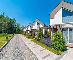 Spacious Holiday Homes With air Conditioning, Pool