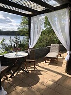 A Wonderful Holiday Home With Lake Access