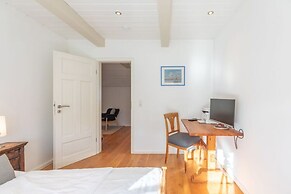 Historisches Reetdachhaus in Ruhiger Lage