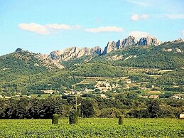 Charming Holiday Home With Private Garden, Bedarrides