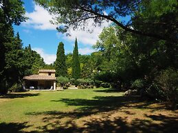Charming Holiday Home With Private Garden, Bedarrides