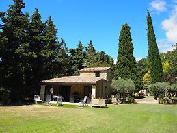 Charming Holiday Home With Private Garden, Bedarrides