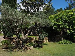 Charming Holiday Home With Private Garden, Bedarrides