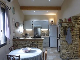 Charming Holiday Home With Private Garden, Bedarrides