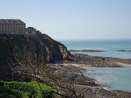 Spacious Holiday Home Located in the Heart of the bay of Mont St Miche