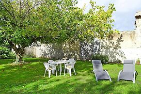Semi-detached House on a Vineyard, Talais