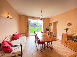 Semi-detached House on a Vineyard, Talais