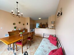 Semi-detached House on a Vineyard, Talais