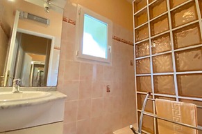 Semi-detached House on a Vineyard, Talais