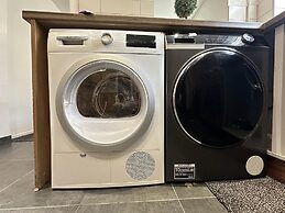 Charming Haven House Right Next To Moss Bank Park