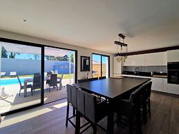 Beautiful House With Heated Pool, Ploemeur