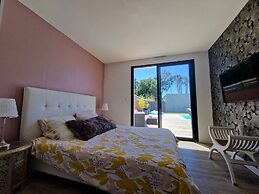 Beautiful House With Heated Pool, Ploemeur