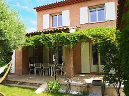Holiday Home in Pertuis With Patio