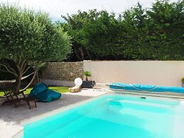 Holiday Home in Pertuis With Patio