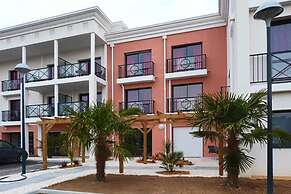 Apartment With Shared Pool Near sea