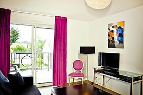 Apartment With Shared Pool Near sea