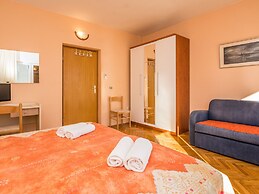 Apartments in House Liveric, in Vir at the Beach