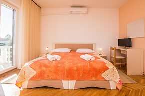 Apartments in House Liveric, in Vir at the Beach