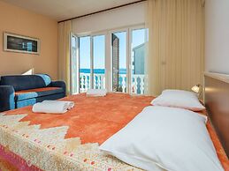 Apartments in House Liveric, in Vir at the Beach