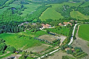 Apartment in Montaione With Carport