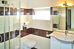 Terraced House With Pool and Sauna, Sieciemin