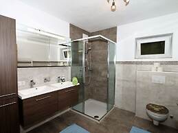 Holiday Flat Schoser, Fugen