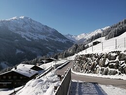 Holiday Flat Schoser, Fugen