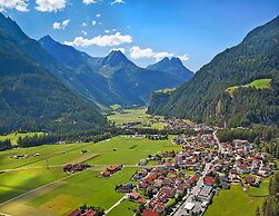 Large Holiday Home With Garden and Balcony in Otztal