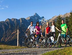 Large Holiday Home With Garden and Balcony in Otztal