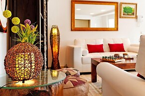 Villa With Pool and Beautiful Architecture